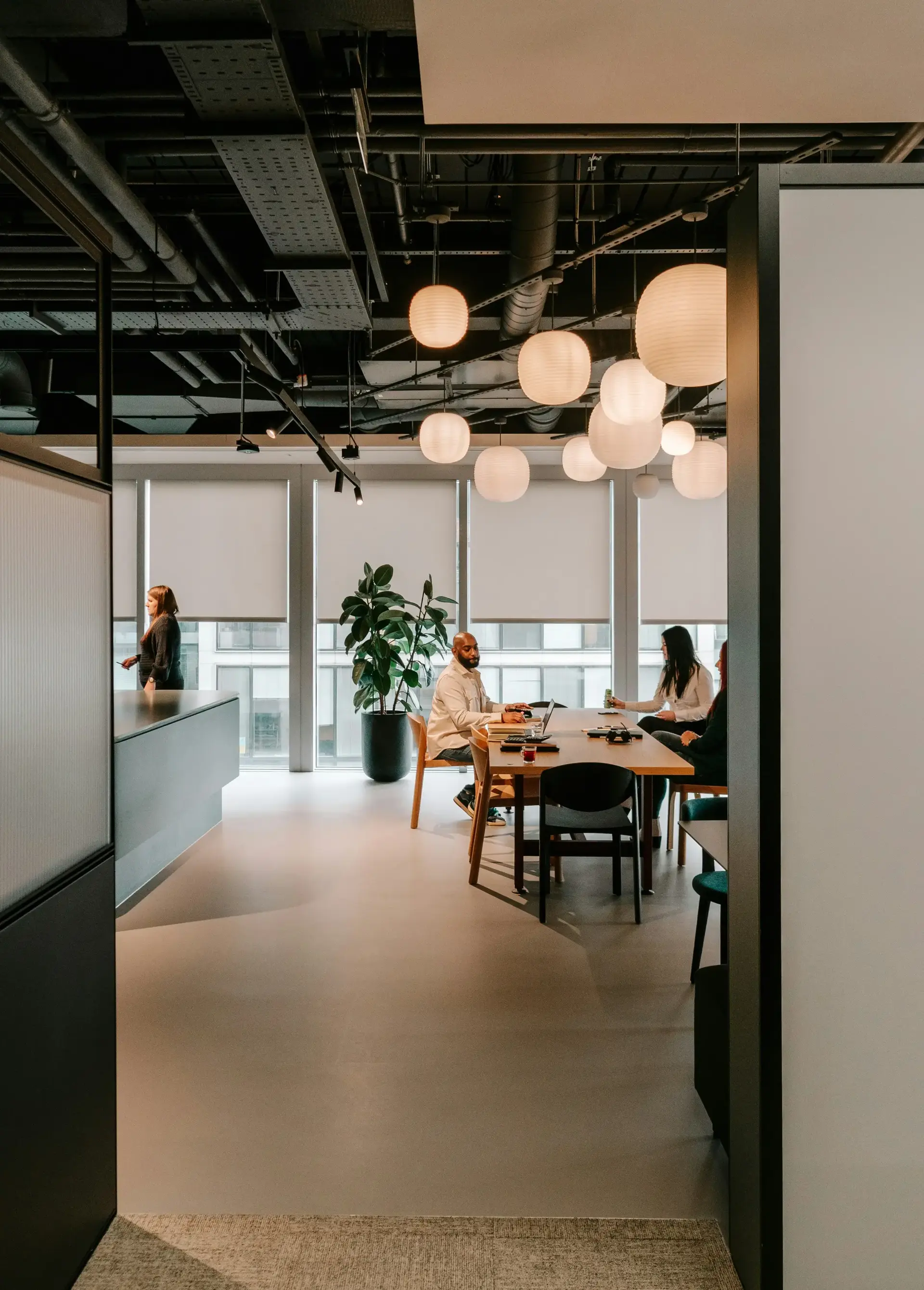 Modernes Büro mit höhenverstellbaren Schreibtischen und blauen Bürostühlen