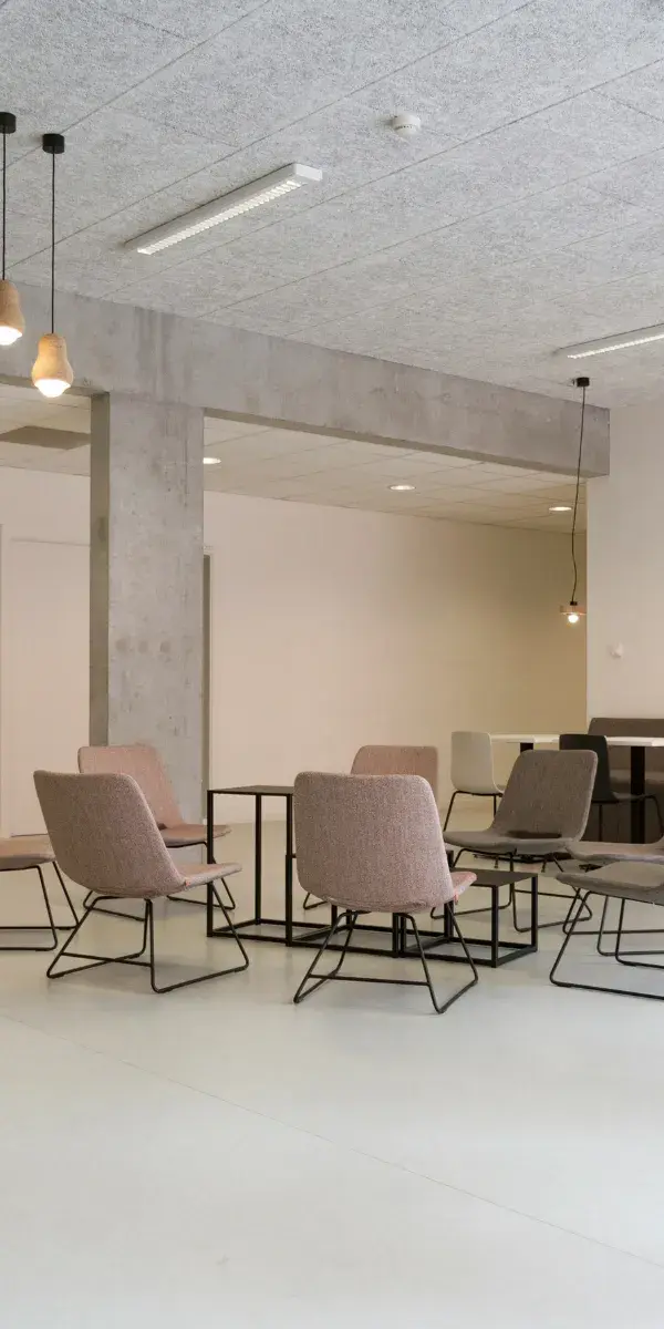 Lounge Meetingbereich mit Sofa und Sesseln in hellem Büro