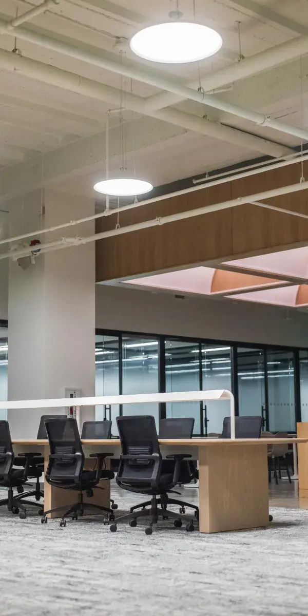 Großes Open Space Büro mit Arbeitsplätzen und moderner Büroeinrichtung